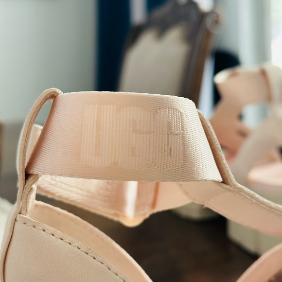 Ugg Sandals size 8.5 - Picture 5 of 7